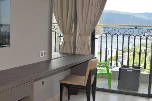 Son Tra Hotel | Lux Apartment Danang Golden Bay Deluxe King with Balcony and Ocean View