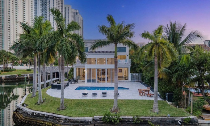 Eastern Shores Villa | Lux Bayfront Villa | By The Beach | Prime Location