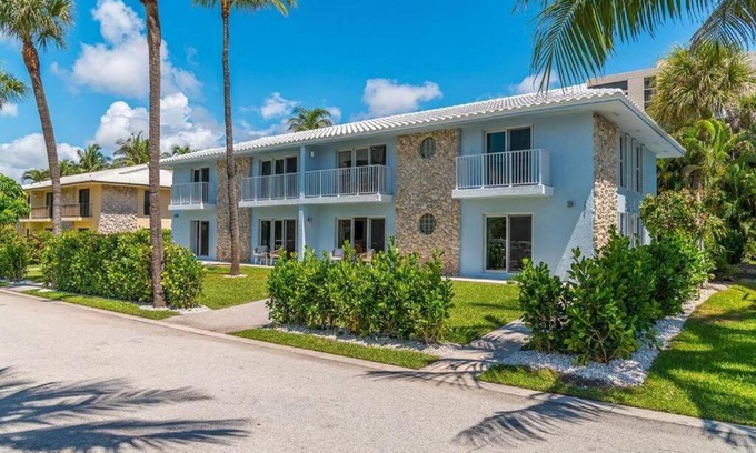 Juno Beach Apartamento | Lux Beachside 2nd Floor Condo 3 Steps to the Beach!