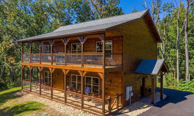 Gatlinburg - Pigeon Forge Cabina | Luxury Smoky Mtn Cabin | Hot Tub, Game Room, Views | Dog-Friendly, Flat Driveway