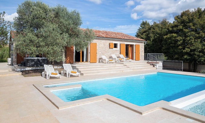 Pazin Villa | Villa de lujo con piscina exterior climatizada, jacuzzi, sauna, zona de barbacoa ..