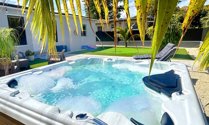 Liberty City Casa | Lux, Comfy & Fun ~ Location ~ Backyard ~ Games!