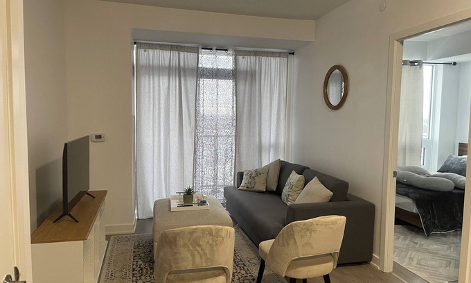 Central Erin Mills Condominio | Lux Condo In The Heart Mississauga