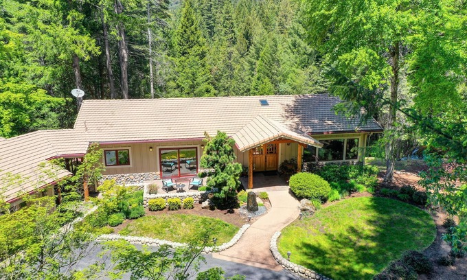 Nevada City Cabina | Lux, creekfront 8-acre retreat with hot tub