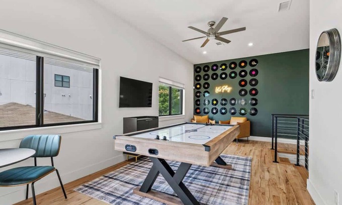Old East Dallas Casa | LUX Dallas Rental 3BR Backyard Game Room