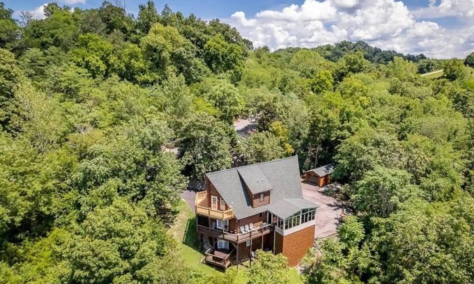 Smithville Cabina | Lux Getaway by Center Hill Lake - Hot Tub - 3BD/3BA + Bunk Room