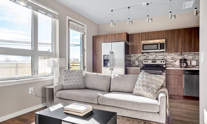 West Highland Apartamento | Lux Highland Studio w/ Gym & Business Center, walk to bars, by Blueground