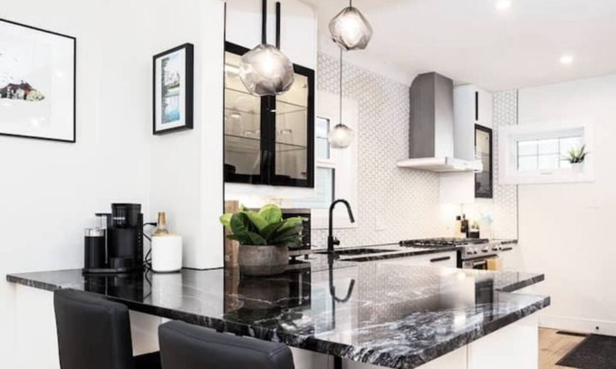 Edmonton Casa | Lux House Near It All: Park/Walk/Chill/Explore