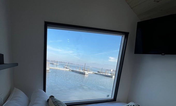 Sandusky Alquiler De Eote | Lux Houseboat #1 at SoLSTAY