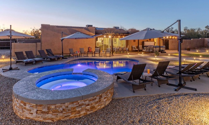 North Scottsdale Casa | LUX 8 BR, TODAS las camas King-Sleeps 18, Mt Vistas, Bañera de hidromasaje, Putting Green, fogatas, mesa de billar, juegos