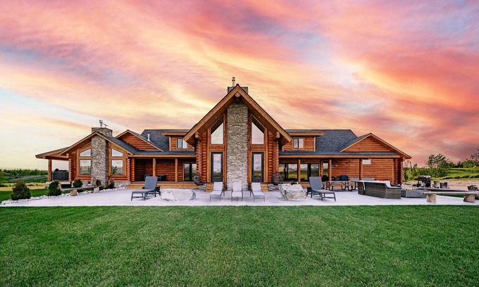 Tetonia Cabina | Lux Log Cabin - Epic Views, Huge Patio, & Hot Tub!