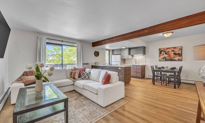 East Boulder Condominio | LUX Modern Condo - POOL - Free Parking - CLEAN