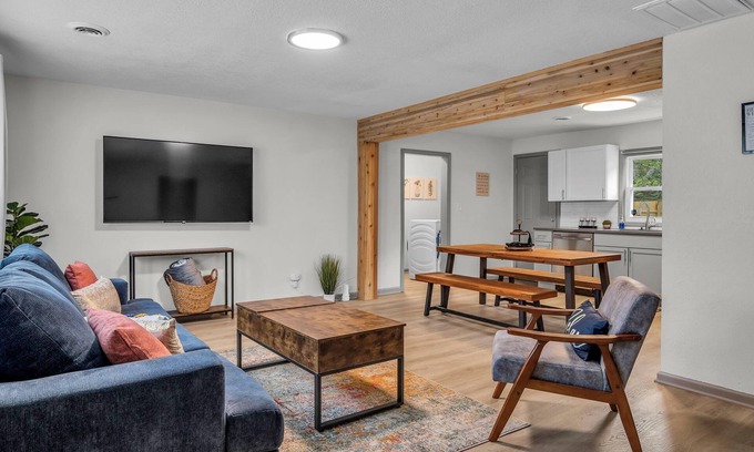 Kansas City Casa | Lux on a Budget! Near Nascar/Legends/AmericanRoyal King Bed!