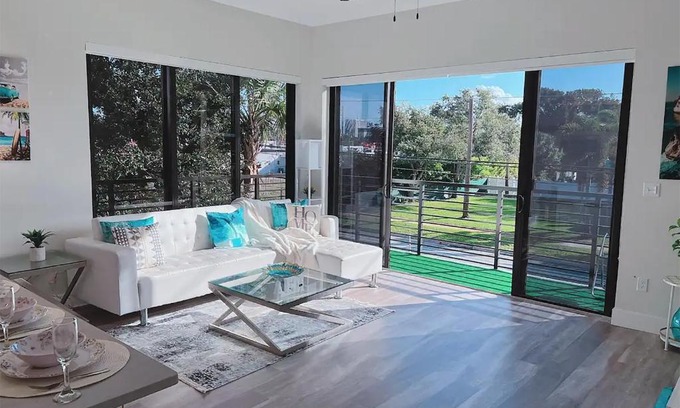 West Palm Beach Apartamento | Lux place and cozy 3Beds 2Rooms enjoy life in WPB Gym, EV Station Nearby the downtown and beaches