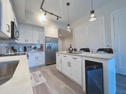 West Palm Beach Apartamento | Lux property great for 1 to 8 Guests-family trip ,5Beds 2Rooms Staycation with Gym and EV, proximity to Downtown and Beaches