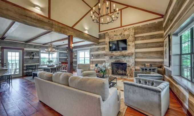 Fredericksburg Cabina | 315 Deer Road Main House · Lux Ranch w/Hottub|AlamoSprings