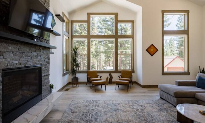 Carnelian Bay Chalet De Esquí | Lux Retreat 4BD/3.5B North Lake Tahoe w/Hot Tub