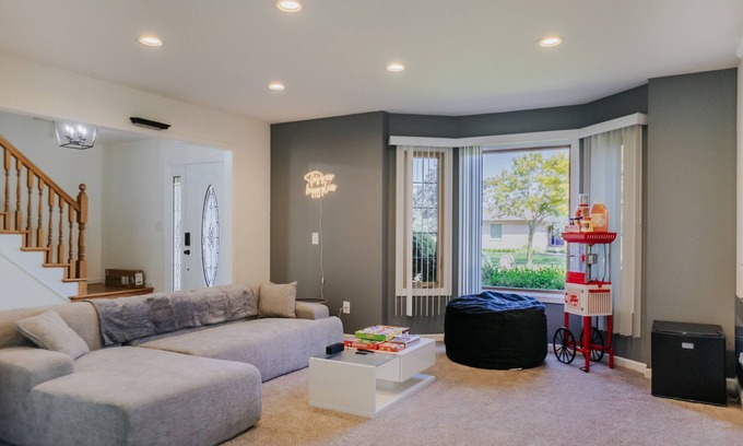 Sterling Heights Casa | 🎗️Lux Retreat- Hot Tub - Movie Nights- King Bed