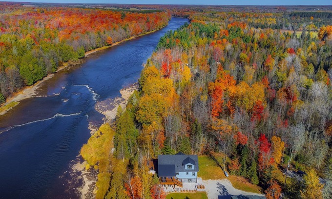 Cornell Casa | Riverside Lodge - Stunning Lux Hideaway