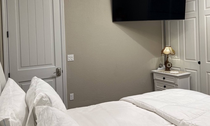 Brentwood Casa | Lux Room & steam bathroom