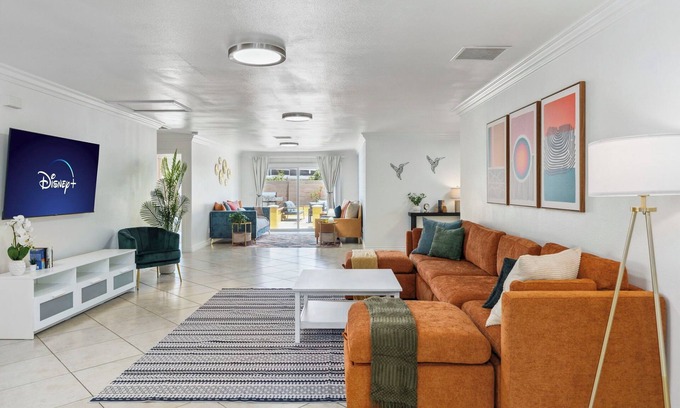 Southwest Anaheim Casa | Lux spacious 5BD house with Hot tub, Wi-Fi, AC, and games in brilliant Anaheim