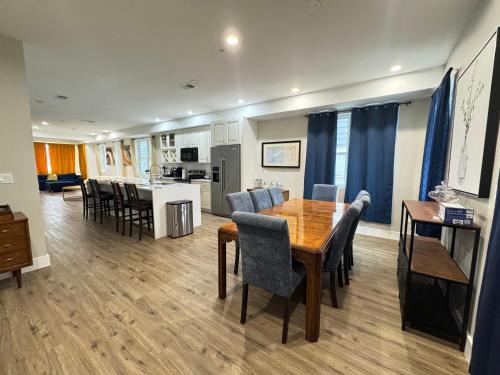 Washington Casa | LUX Spacious Townhouse 4BR in DC