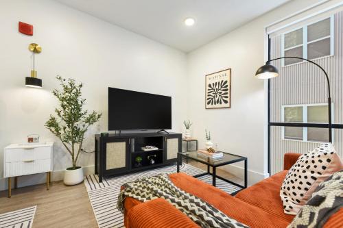 East Liberty Apartamento | LUX Studio King Bed Gym Free Parking