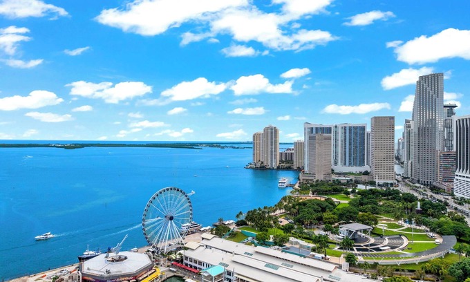 Downtown Miami Apartamento | Lux Studio W City Views and Pool