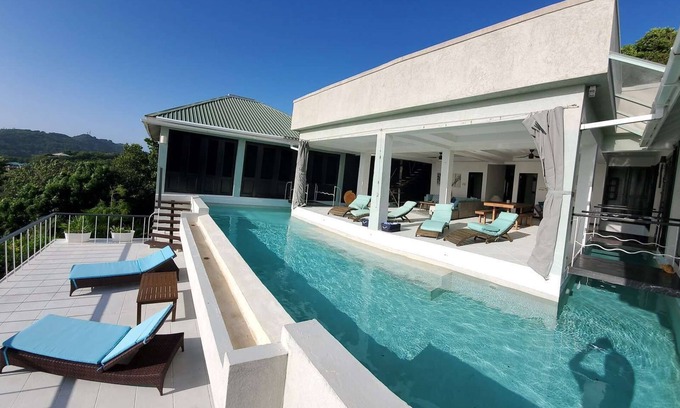 Spring Estate Villa | Vistas al mar y servicios completos.