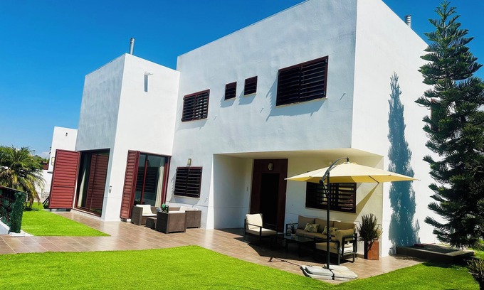 Dos Hermanas Chalet De Esquí | Modern villa with pool and garden. Just a few steps from the subway station.