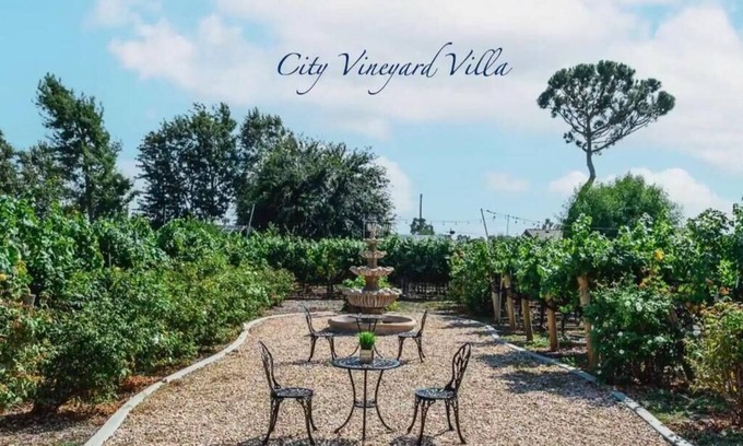 San Bernardino County Casa | Lux Vineyard Retreat in 20,000 sqft lot near ONT