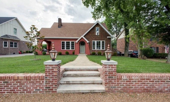 Nashville Casa | Lux West Nash Tudor, 4mi to DT, Sleeps 9