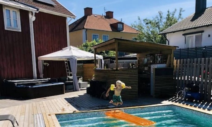 Kalmar Casa | Luxary city center villa med extra everything. Pool, Outdoor kitchen
