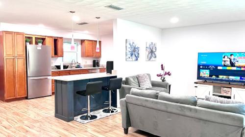 Harbor Heights Casa | LuxCoral - 4 Min walk to beach!