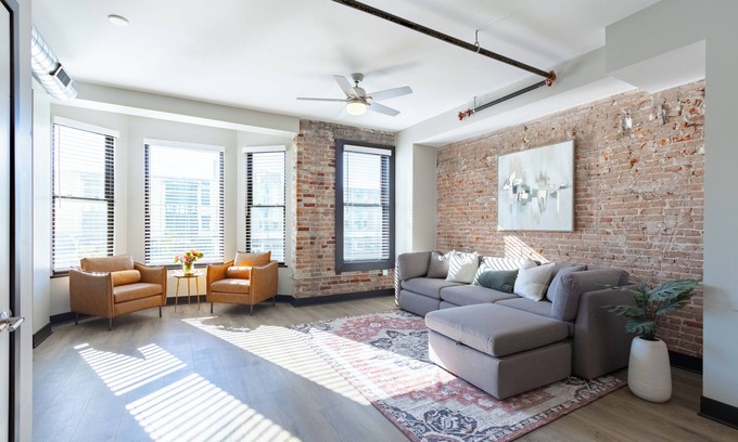 Janesville Apartamento | Luxe 1-bedroom Steps from Everything in Downtown Janesville