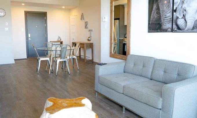 Saint-Laurent Condominio | Luxe 1BR with Skyline views, Walk to Place Vertu