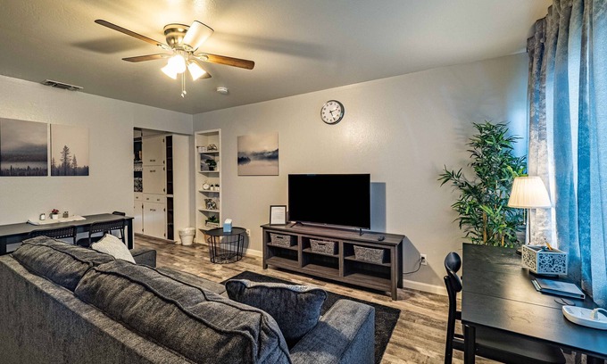 Carmichael Apartamento | Luxe 2B Home in Carmichael | Netflix | Work Desk