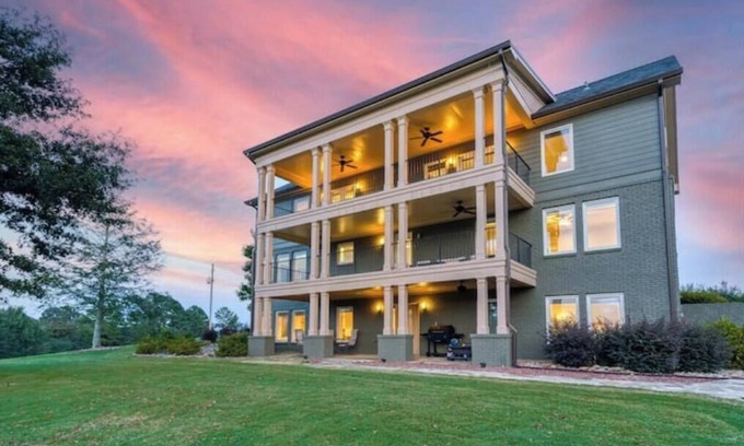 Murrayville Otro | Luxe 38-Acre Homestead Near Gainesville: 5BR/7BA, 2 Kitchens, Animals & More!