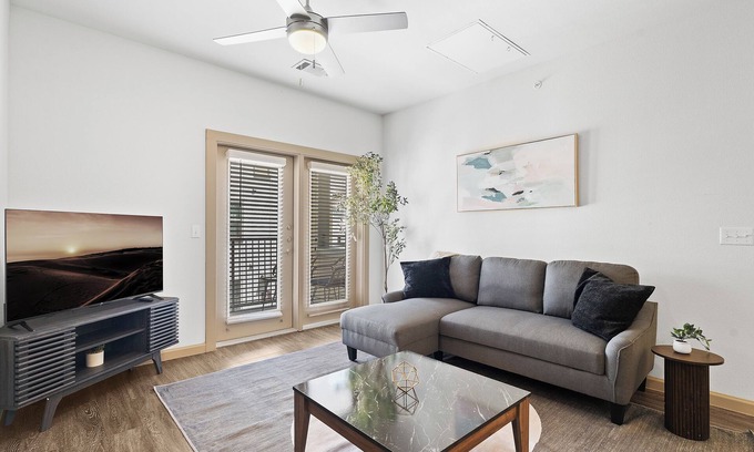 Leander Apartamento | Luxe 3B Getaway | Sleeps 8 | Pool, Gym, Garage
