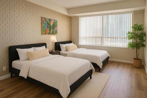 Downtown Mississauga Apartamento | Luxe 3BR 2 Bath Condo Steps from Square one Mall