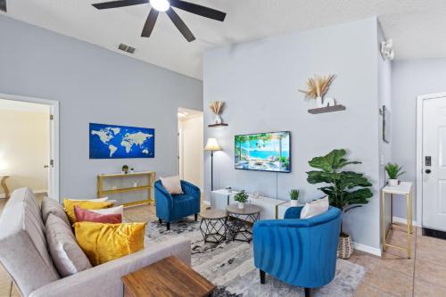 Haines City Casa | Luxe 3BR 2BA Oasis with Pool & Designer Touches, Disneyland, Legoland