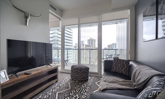 Church and Wellesley Apartamento | Luxe 3BR Apt with GYM and Pool near Allan Gardens