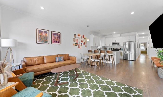 Greenville Apartamento | Luxe 3BR Backyard Zen [25 min to NYC] [Sleeps 10]