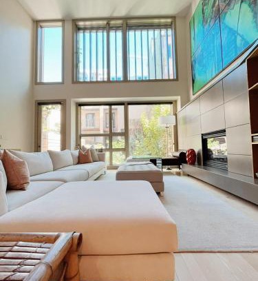 Civic Center Casa | Luxe 4 bed 5 bath with Parking Walk to Capitol, Convention Center, museums and shops