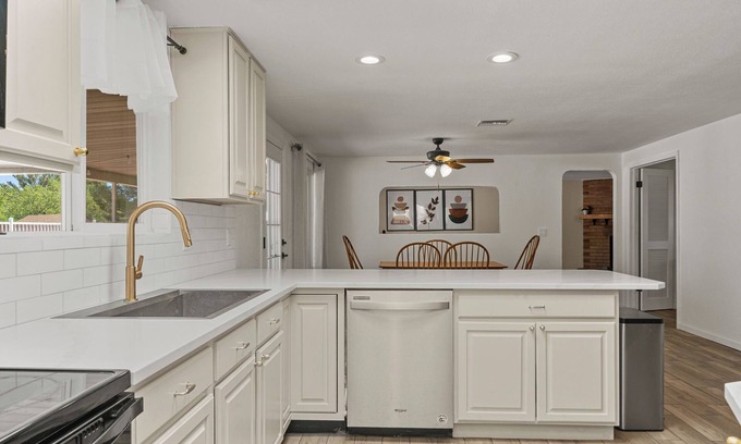 Sierra Vista Casa | ☀️LUXE 4BR/2BTH Mountain View vacation Pool & Grill Central LOC Private