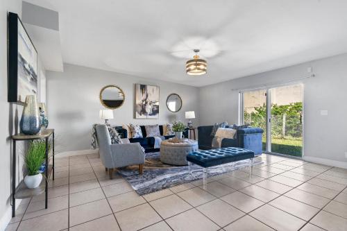 West Palm Beach Casa | Luxe 4br Escape Pet-friendly Outdoor Lounge