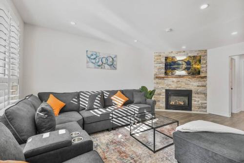 Whitby Casa | Luxe 4BR Retreat w Heated Pool Hot Tub and BBQ