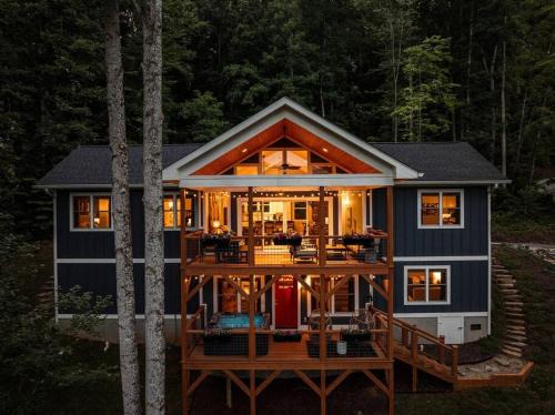Swannanoa Casa | LUXE, 5 Miles to Asheville, Hot Tub, Epic Mountain Views, Fire Pit, Pool Table, 2 Living Rooms
