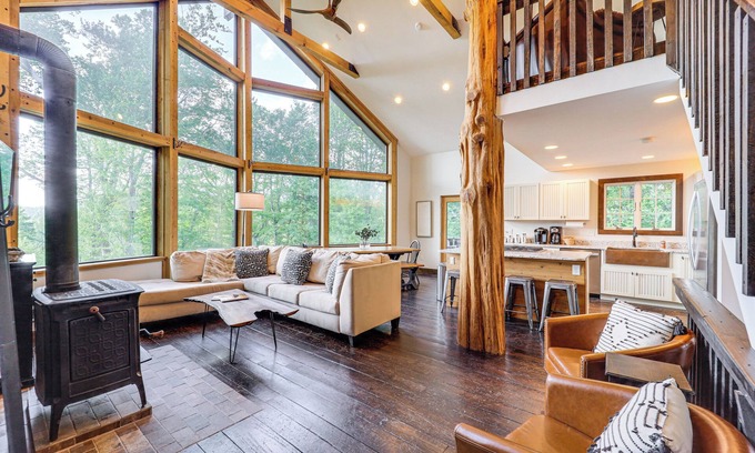 Warrensville Casa | Luxe Appalachian Mountain Cabin w/ Hot Tub, Views