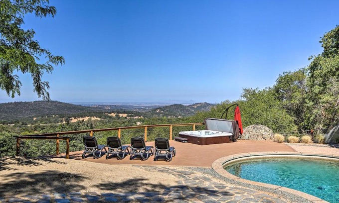 Auburn Casa | Luxe Auburn Hideaway with Tennis Court and Views!